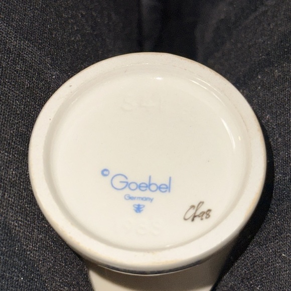 Goebel Hummel Figurine “Sweet As Can Be” #561 – TMK-6, 1986, Made in Germany - Picture 7 of 15